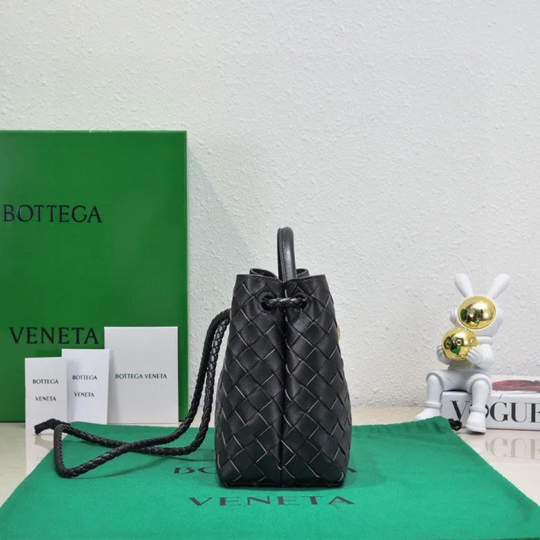 Batch 1860 B's 2024 spring and summer new style continues the brand's woven style with detailed metal knot switch buckles. This time, the shoulder straps are also made into tube weaves, showing different craftsmanship. The carrying method is versatile to create more different styles. Intrecciato woven leather small handbag, equipped with sliding crossbody strap. Internal compartments, including 1 zipper pocket and 2 open pockets with magnetic buckle closure. Size: 19*25*10.5cm, model: 7463#